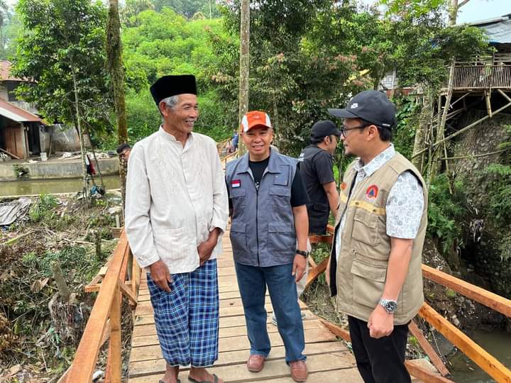 Plh Wali Kota Winarno saat meninjau jembatan darurat Tanjuang baru siap dikerjakan, Jumat (24/5/2024) kemaren.
